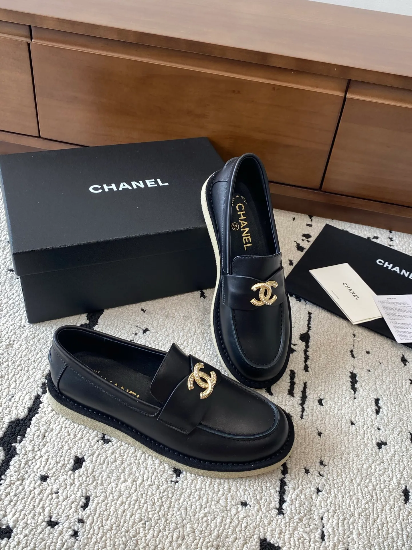 👟👟Ex-factory price 620👟👟High-end notebook 🍀2025 autumn and winter new Chanel Chanel entrance hardware buckle, Loaf loafers, can be worn all year round. No matter when you wear it, it is very high-end and durable. Go shopping and attract attention on the street! Easily travel between commuting and leisure occasions, and become a carefree fashionable and elegant woman ~ Upper: cowhide/cow nubuck leather/open edge beads Inner: lambskin Sole: Italian raw rubber outsole leather strip Code number: 35-39 (40/41 customized, non-refundable and non-exchangeable 👉 Buy now👉 Buy now👉 Buy now👉